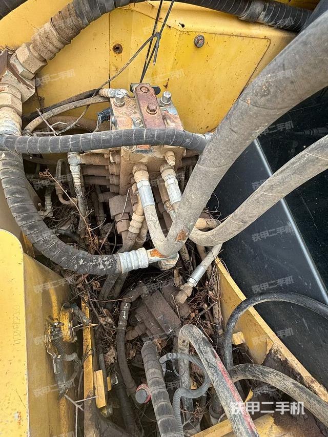 回转马达和主控阀(整机外观) 回转马达和主控阀(整机外观)