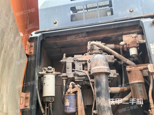 液压泵舱室正面整体（整机外观）