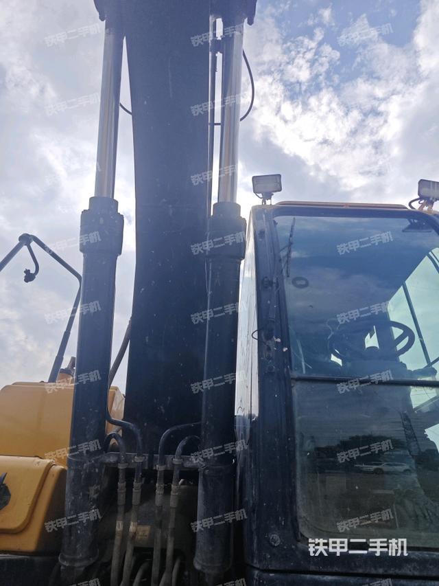 大臂油缸整体 竖拍（工作和回转装置）