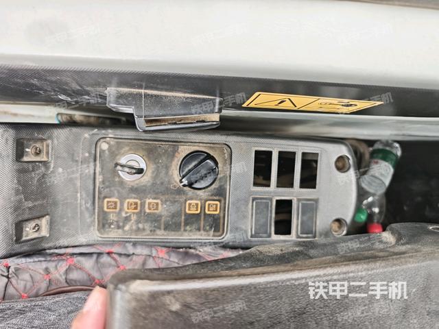 座椅左侧控制台/音响/含左手柄（驾驶室部分）