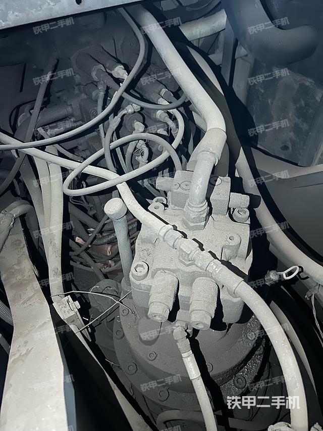 回转马达和主控阀（整机外观）