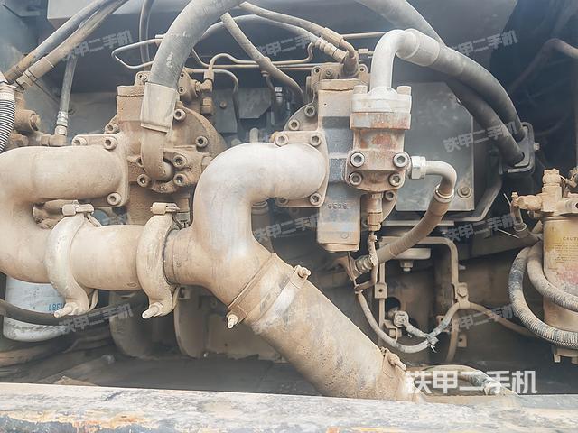 液压泵舱室正面整体（整机外观）