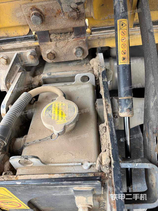 液压泵舱室正面整体(整机外观) 液压泵舱室正面整体(整机外观)