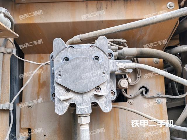 液压泵舱室正面整体（整机外观）