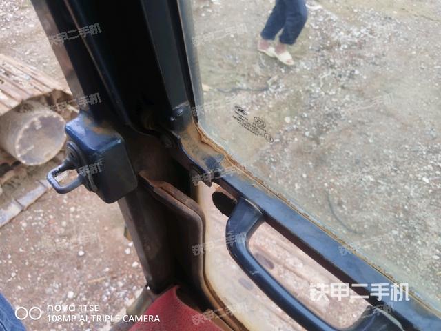 行走控制手柄和踏板 俯拍（驾驶室部分）