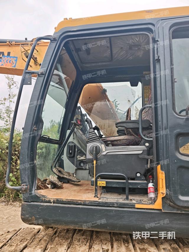 行走控制手柄和踏板 俯拍（驾驶室部分）