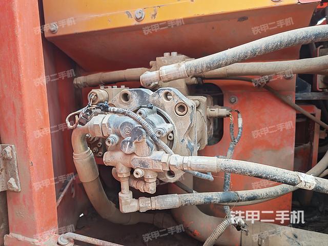 液压泵舱室正面整体（整机外观）