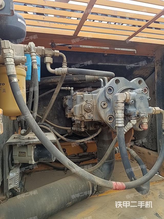 液压泵舱室正面整体（整机外观）