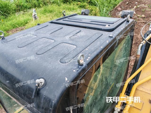 駕駛室頂部(整機(jī)外觀) 駕駛室頂部(整機(jī)外觀)
