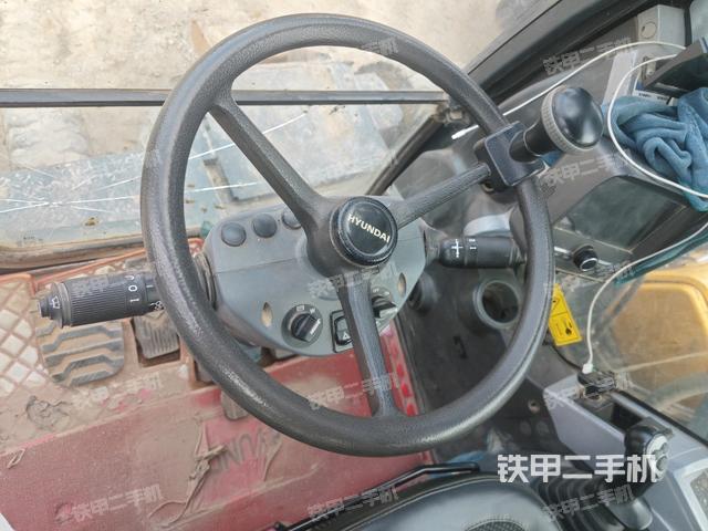 行走控制手柄和踏板 俯拍（驾驶室部分）