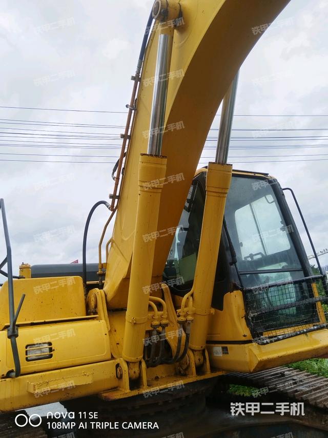 大臂油缸整体 竖拍（工作和回转装置）