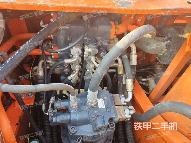 回转马达和主控阀（整机外观）