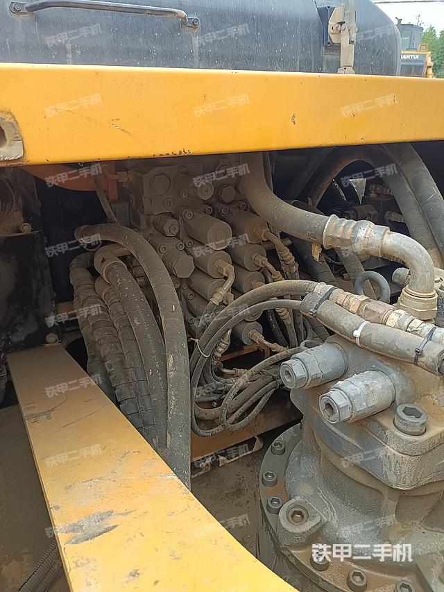 回转马达和主控阀（整机外观）