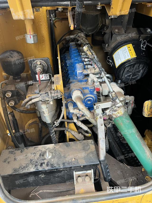 回转马达和主控阀（整机外观）