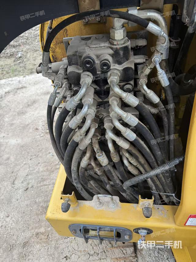 回转马达和主控阀（整机外观）