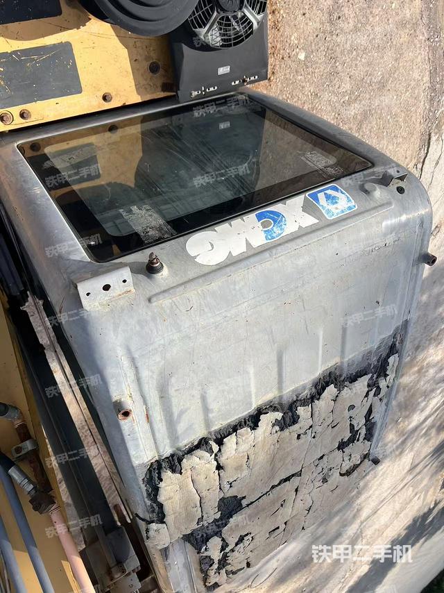 行走控制手柄和踏板 俯拍（驾驶室部分）