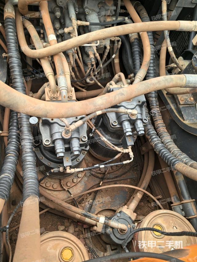 回转马达和主控阀（整机外观）