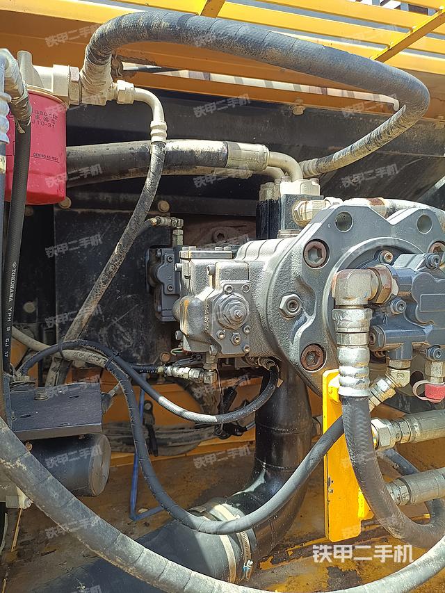 液压泵舱室正面整体（整机外观）