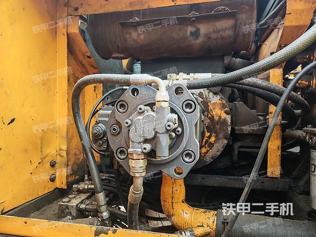 液压泵舱室正面整体（整机外观）