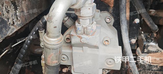 液压泵舱室正面整体（整机外观）