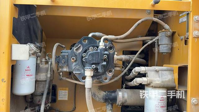 液压泵舱室正面整体（整机外观）