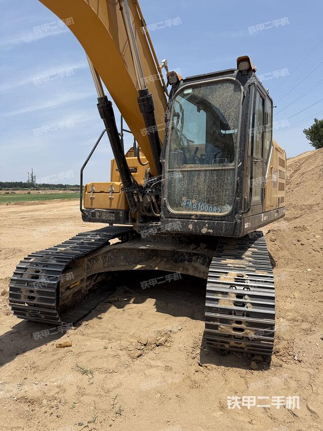 駕駛室整體(整機(jī)外觀) 駕駛室整體(整機(jī)外觀)