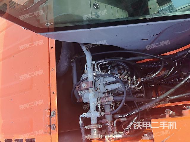 回转马达和主控阀（整机外观）