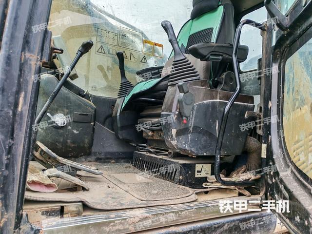 駕駛室整體(整機(jī)外觀) 駕駛室整體(整機(jī)外觀)