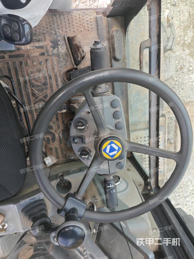 行走控制手柄和踏板 俯拍（驾驶室部分）