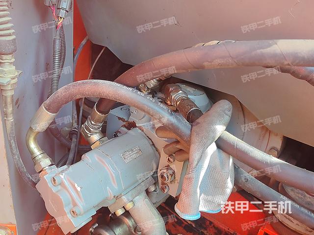 液压泵舱室正面整体（整机外观）