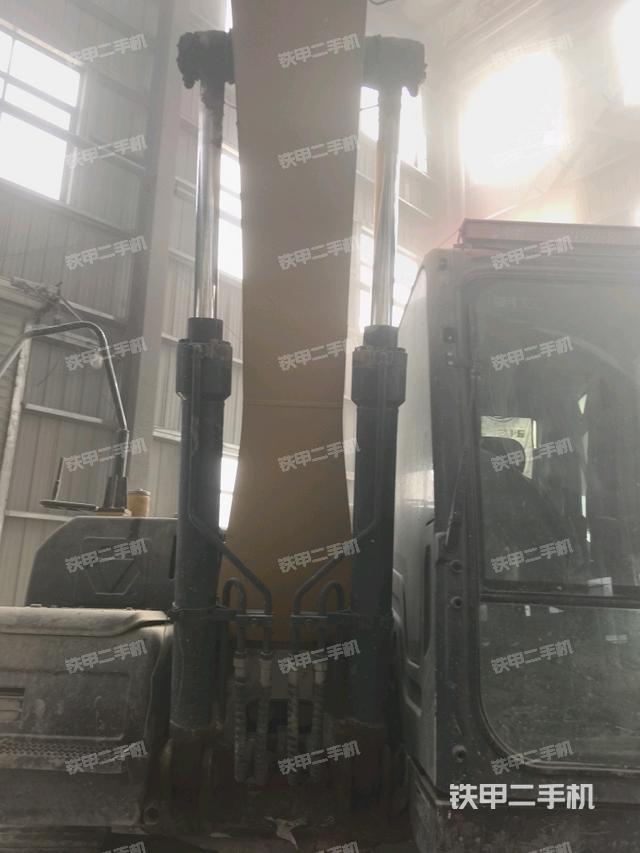 大臂油缸整体 竖拍（工作和回转装置）