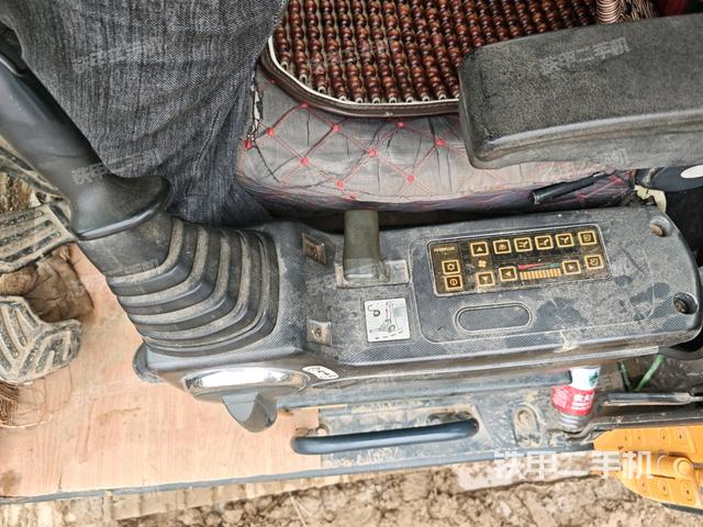 座椅右侧控制台/钥匙门/油门/含右手柄（驾驶室部分）