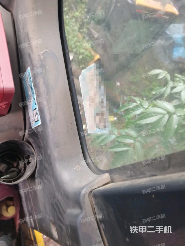 左后方玻璃角標（駕駛室部分）