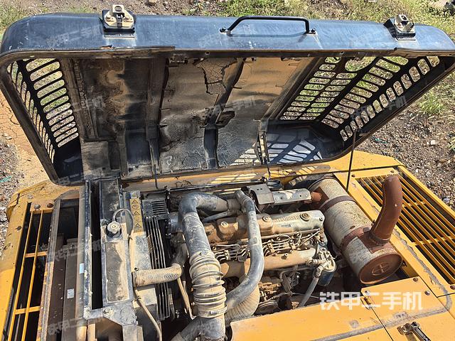 液压泵舱室正面整体（整机外观）