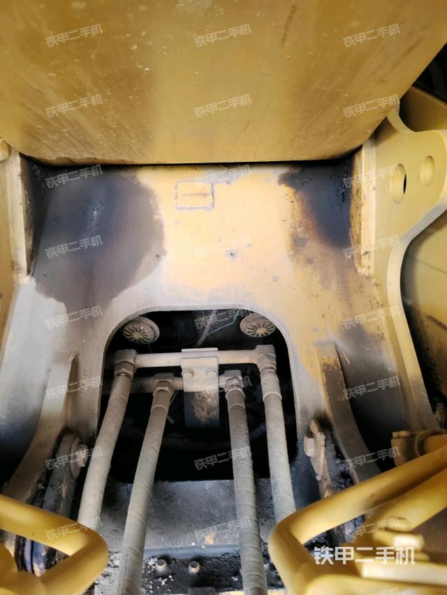 大臂油缸整体 竖拍（工作和回转装置）