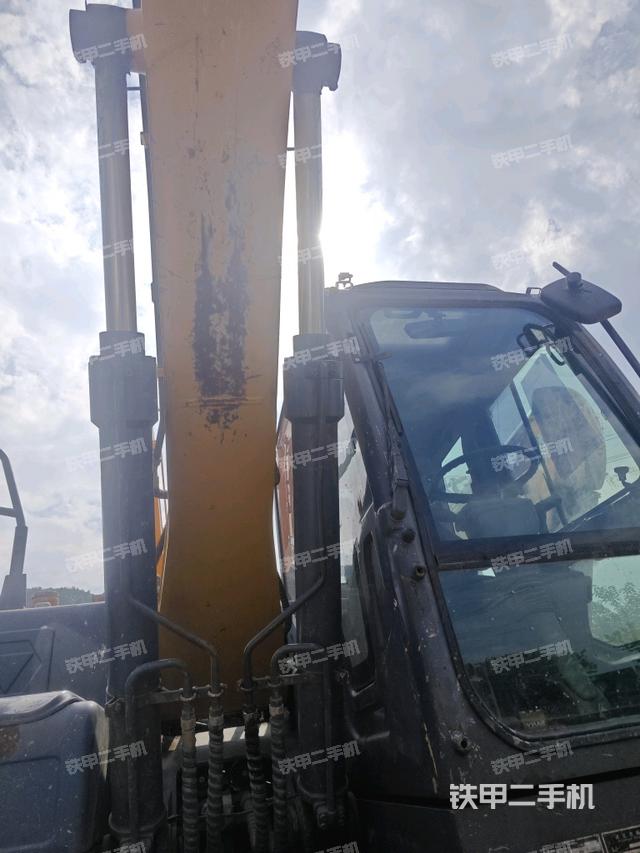 大臂油缸整体 竖拍（工作和回转装置）