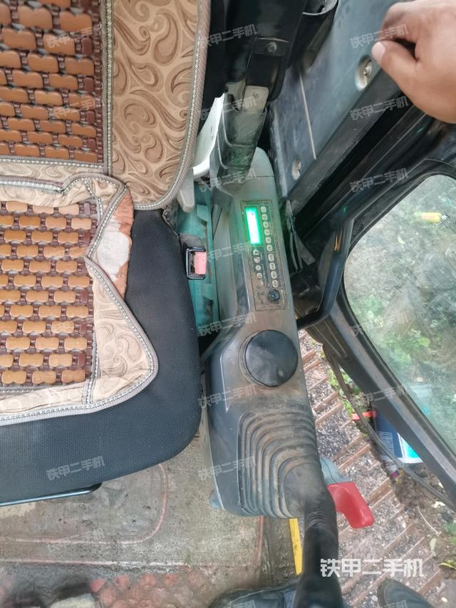 座椅左側(cè)控制臺/音響/含左手柄（駕駛室部分）