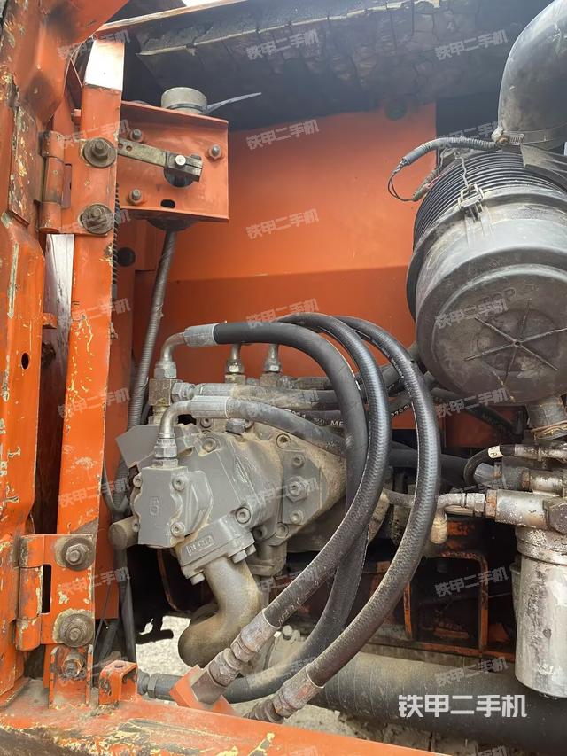 液压泵舱室正面整体（整机外观）