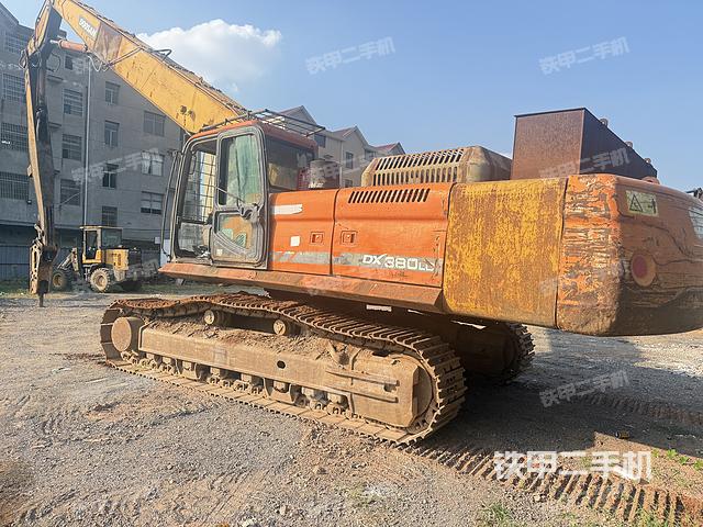 驾驶室整体(整机外观) 驾驶室整体(整机外观)