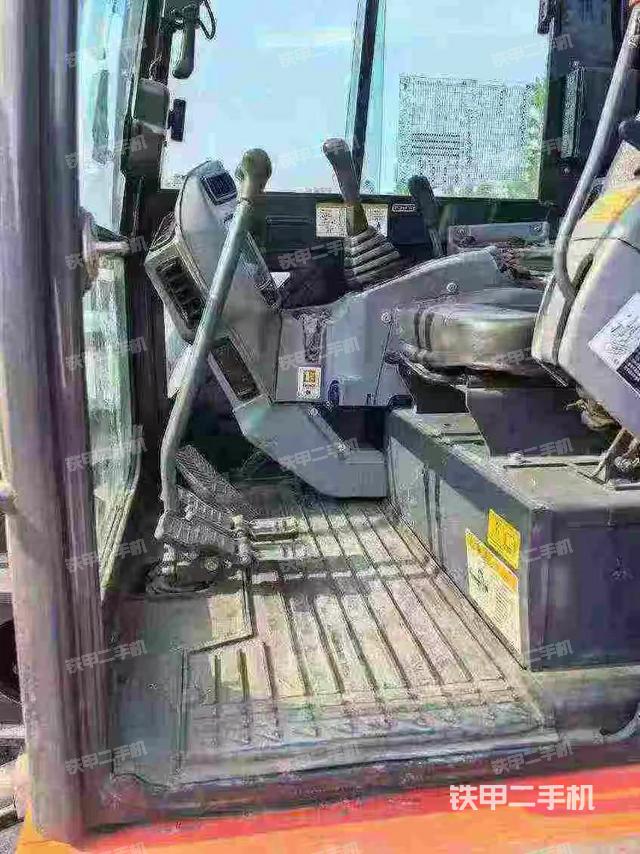 驾驶室顶部(整机外观) 驾驶室顶部(整机外观)