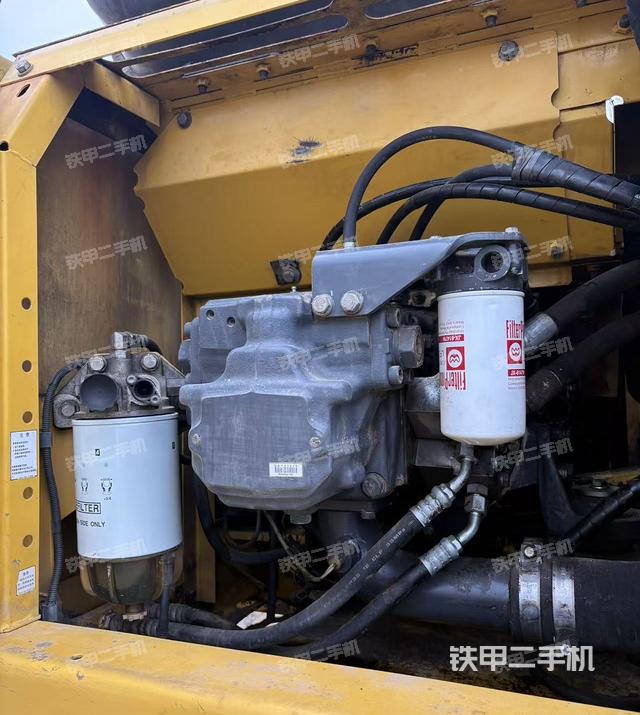 液压泵舱室正面整体(整机外观) 液压泵舱室正面整体(整机外观)