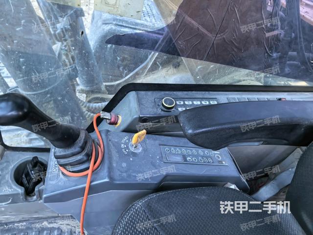 座椅右側控制臺/鑰匙門/油門/含右手柄（駕駛室部分）