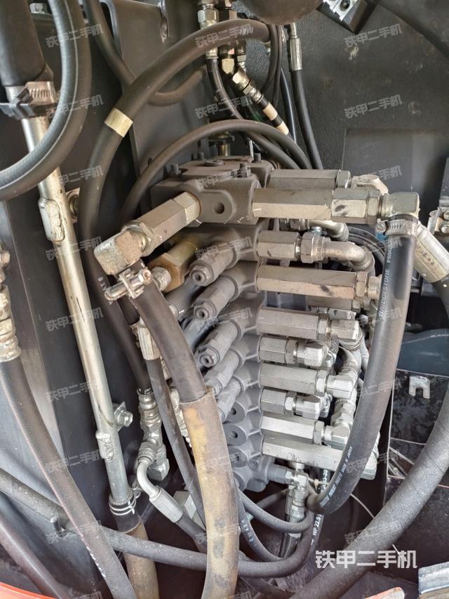 回转马达和主控阀(整机外观) 回转马达和主控阀(整机外观)