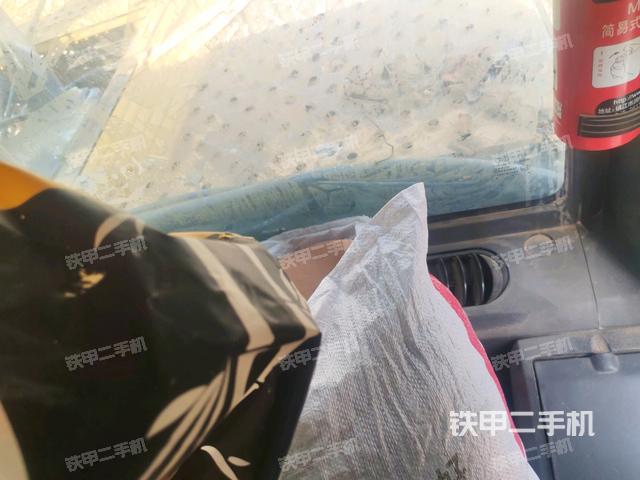 座椅右侧控制台/钥匙门/油门/含右手柄(驾驶室部分) 座椅右侧控制台/钥匙门/油门/含右手柄(驾驶室部分)