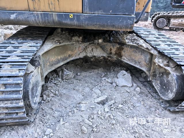 轉(zhuǎn)盤和下車架正前（工作和回轉(zhuǎn)裝置）