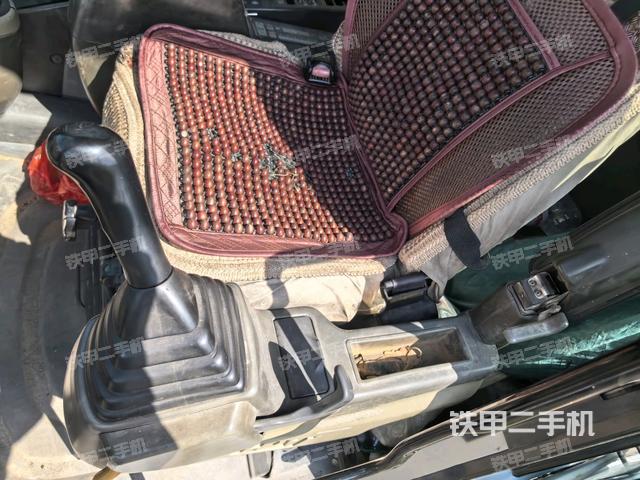 座椅右侧控制台/钥匙门/油门/含右手柄(驾驶室部分) 座椅右侧控制台/钥匙门/油门/含右手柄(驾驶室部分)