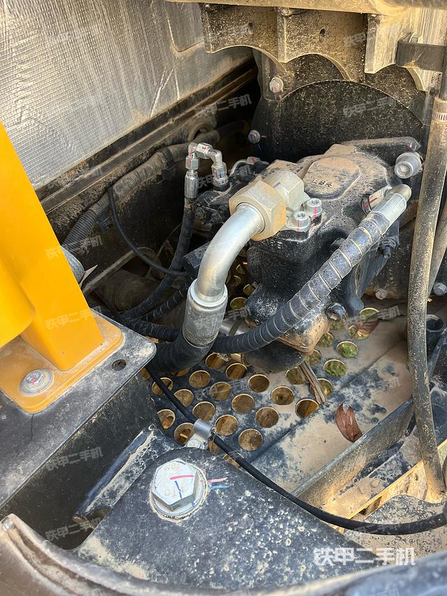 液压泵舱室正面整体（整机外观）