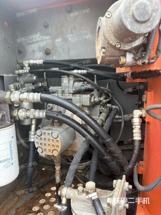 液压泵舱室正面整体(整机外观) 液压泵舱室正面整体(整机外观)