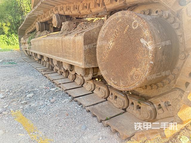 单侧履带整体(整机外观) 单侧履带整体(整机外观)