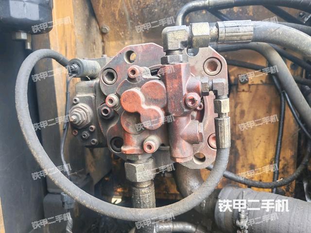 液压泵舱室正面整体(整机外观) 液压泵舱室正面整体(整机外观)